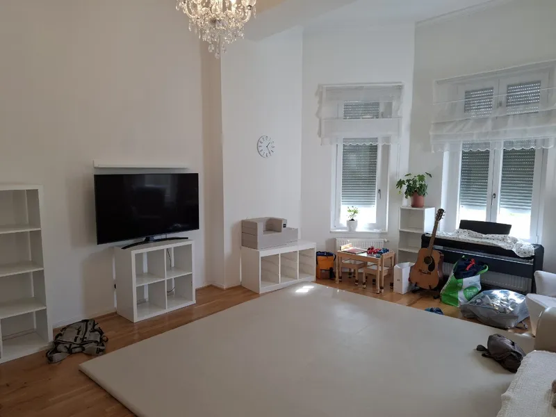 Hochwertig sanierte 4-Zimmer-Wohnung mit 2 Balkonen und 2 Badezimmern in Top-Lage Charlottenburgs — photo 1